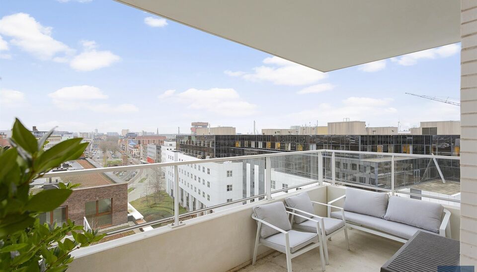 Verzorgd volledig ingericht hoekappartement op de 8e verdieping met een open uitzicht op het MAS en over de Leie. Inkomhal met vestiairekast en apart toilet. Ruime woon- en eetkamer op parketvloer (ca. 36m&sup2;) welke toegang geeft tot het overdekte terras. 