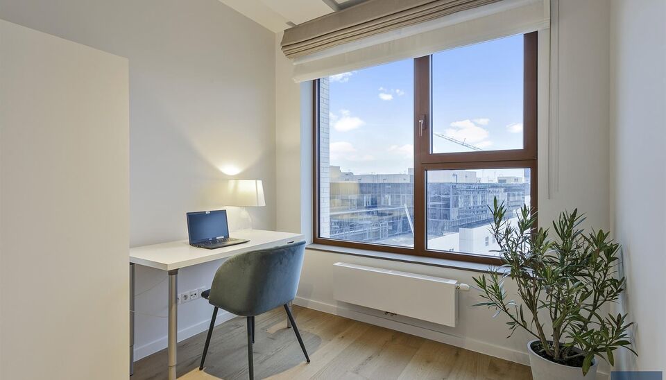 Verzorgd volledig ingericht hoekappartement op de 8e verdieping met een open uitzicht op het MAS en over de Leie. Inkomhal met vestiairekast en apart toilet. Ruime woon- en eetkamer op parketvloer (ca. 36m&sup2;) welke toegang geeft tot het overdekte terras. 