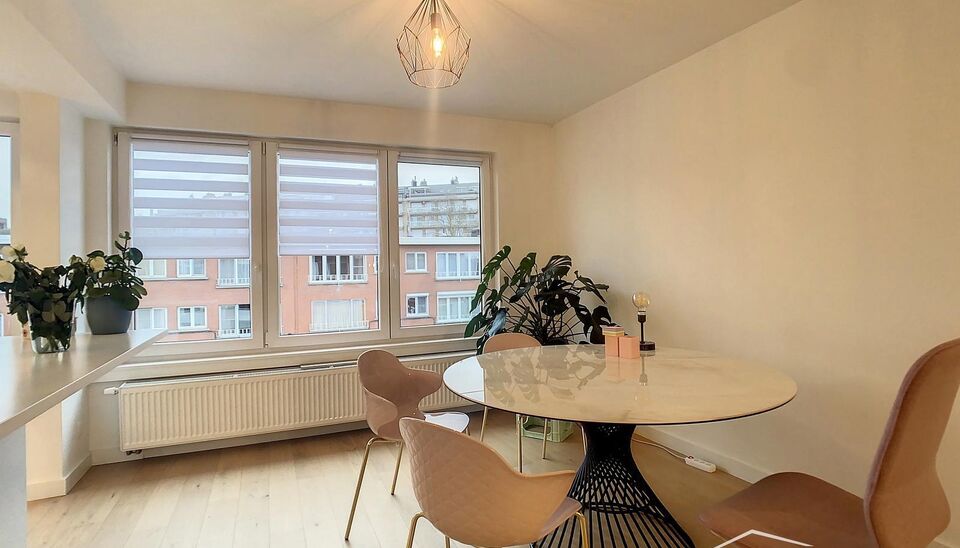 Appartement gelegen op de tweede verdieping op wandelafstand van het gemeentepark Bremweide. Inkomhal met apart toilet. Ruime woonkamer(ca. 31m&sup2;) met aansluitend de halfopen keuken met eiland. De keuken (ca.12m&sup2;) is voorzien van een kookplaat, dampkap, 