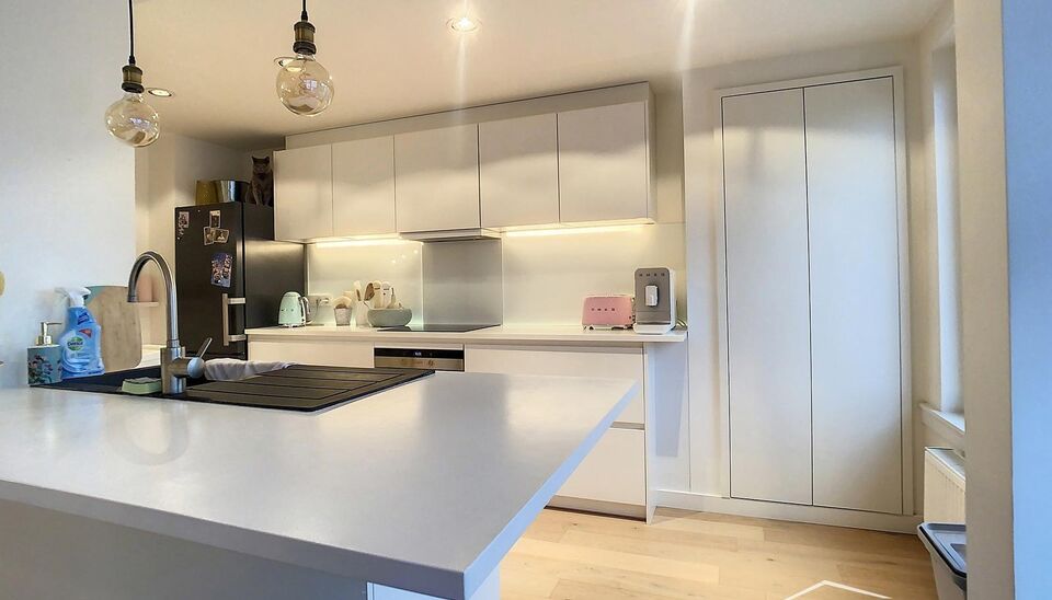 Appartement gelegen op de tweede verdieping op wandelafstand van het gemeentepark Bremweide. Inkomhal met apart toilet. Ruime woonkamer(ca. 31m&sup2;) met aansluitend de halfopen keuken met eiland. De keuken (ca.12m&sup2;) is voorzien van een kookplaat, dampkap, 