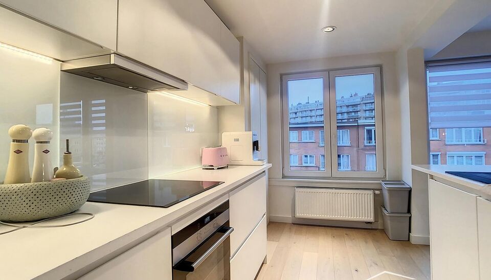 Appartement gelegen op de tweede verdieping op wandelafstand van het gemeentepark Bremweide. Inkomhal met apart toilet. Ruime woonkamer(ca. 31m&sup2;) met aansluitend de halfopen keuken met eiland. De keuken (ca.12m&sup2;) is voorzien van een kookplaat, dampkap, 