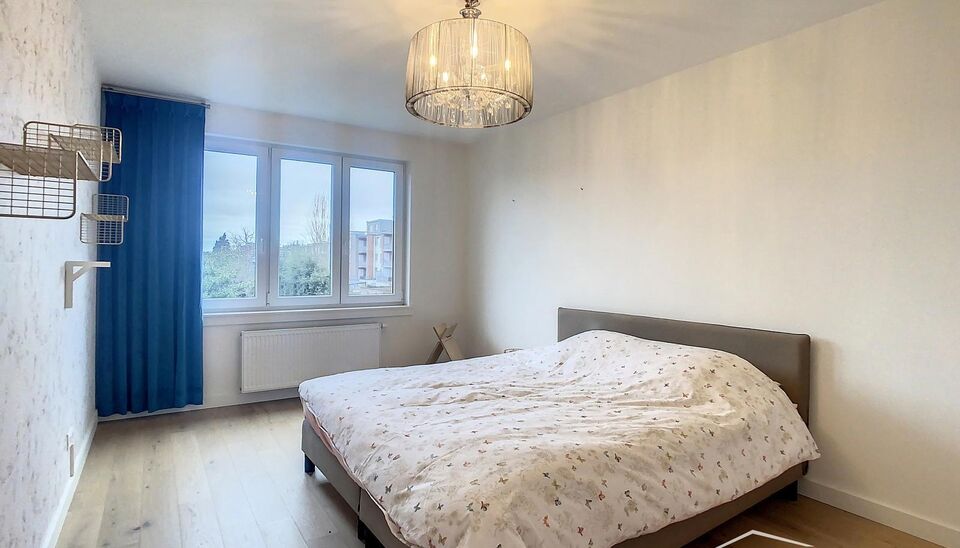 Appartement gelegen op de tweede verdieping op wandelafstand van het gemeentepark Bremweide. Inkomhal met apart toilet. Ruime woonkamer(ca. 31m&sup2;) met aansluitend de halfopen keuken met eiland. De keuken (ca.12m&sup2;) is voorzien van een kookplaat, dampkap, 