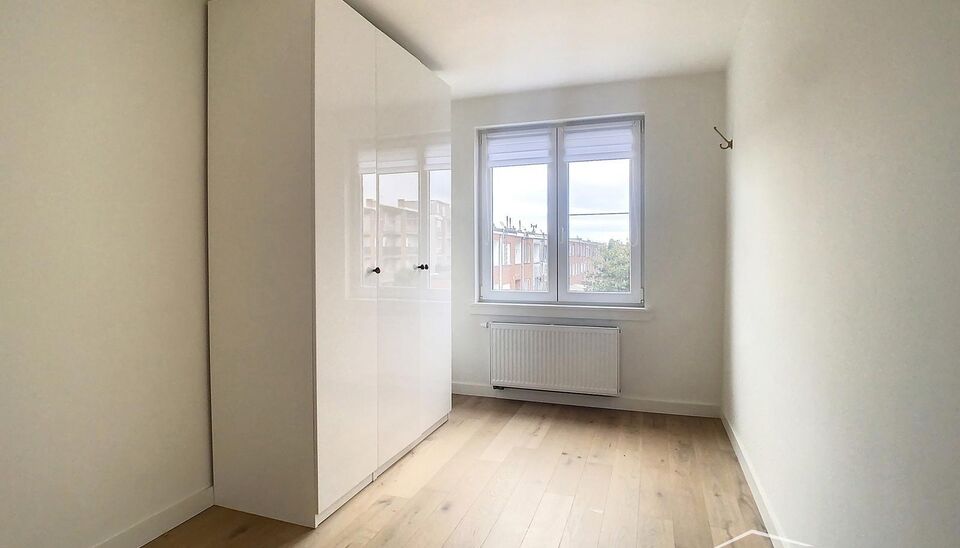 Appartement gelegen op de tweede verdieping op wandelafstand van het gemeentepark Bremweide. Inkomhal met apart toilet. Ruime woonkamer(ca. 31m&sup2;) met aansluitend de halfopen keuken met eiland. De keuken (ca.12m&sup2;) is voorzien van een kookplaat, dampkap, 