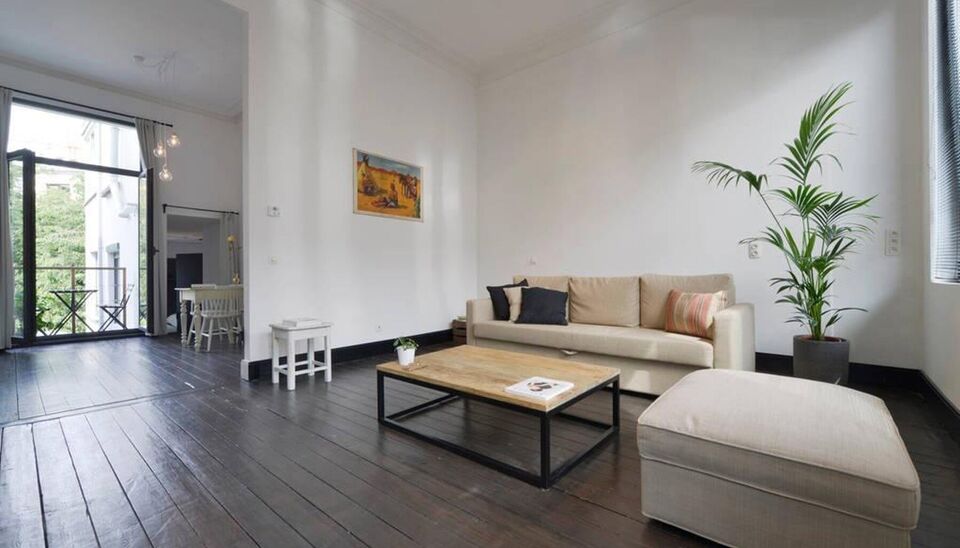 In een neoclassicistisch gebouw met slechts vier units &mdash; een zeldzaamheid &mdash; vind je een appartement waar authenticiteit niet gecounterfeit is. Hier klopt alles: licht, lijnen, en locatie. Hart van Antwerpen Zuid. Alles op wandelafstand.

- LIGGING -
K