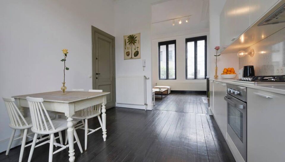 In een neoclassicistisch gebouw met slechts vier units &mdash; een zeldzaamheid &mdash; vind je een appartement waar authenticiteit niet gecounterfeit is. Hier klopt alles: licht, lijnen, en locatie. Hart van Antwerpen Zuid. Alles op wandelafstand.

- LIGGING -
K