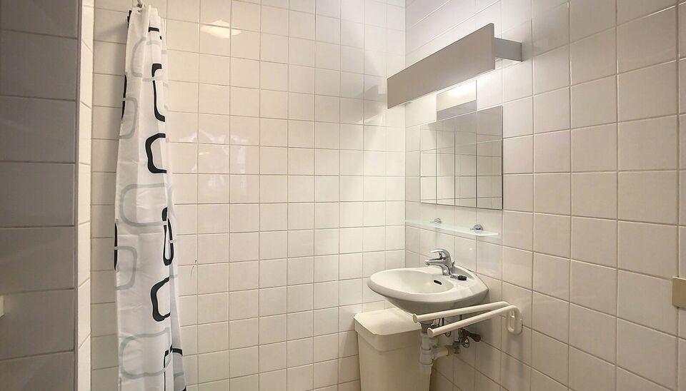 Gezellig en bemeubeld &eacute;&eacute;nslaapkamer appartement, centraal gelegen tussen de hippe modewijk en het trendy Zuid. Via de lift naar eerste verdieping. Privatieve inkomhal met toegang tot toilet en vestiairekast. Lichte woonkamer (ca. 28 m&sup2;) op laminaat met