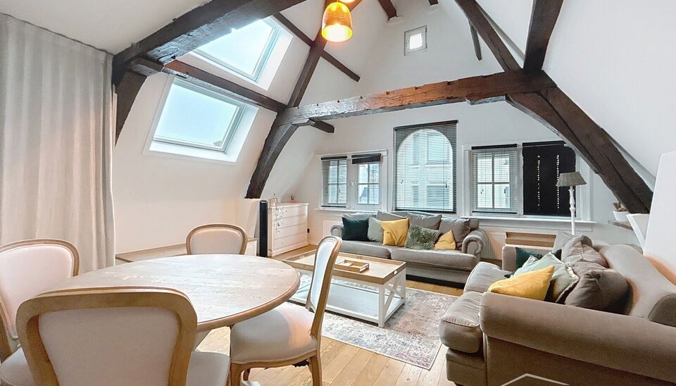 Uniek en authentiek appartement te huur op de derde verdieping, gelegen in de bekende Kammenstraat. Stap binnen in dit charmante appartement dat voorzien is van alle comfort.

De leefruimte met parketvloer baadt in natuurlijk licht en biedt zicht op de ka