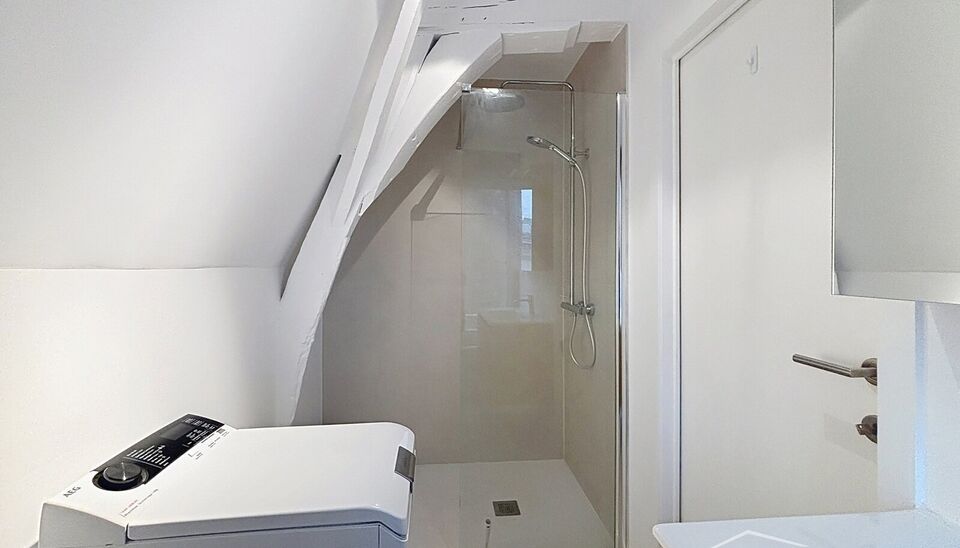 Uniek en authentiek appartement te huur op de derde verdieping, gelegen in de bekende Kammenstraat. Stap binnen in dit charmante appartement dat voorzien is van alle comfort.

De leefruimte met parketvloer baadt in natuurlijk licht en biedt zicht op de ka