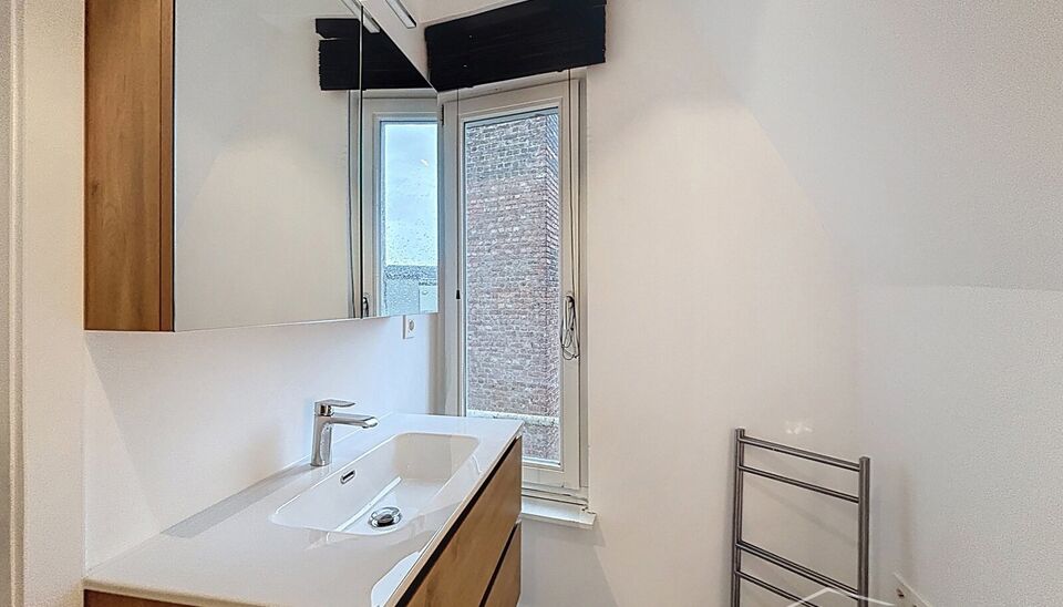 Uniek en authentiek appartement te huur op de derde verdieping, gelegen in de bekende Kammenstraat. Stap binnen in dit charmante appartement dat voorzien is van alle comfort.

De leefruimte met parketvloer baadt in natuurlijk licht en biedt zicht op de ka