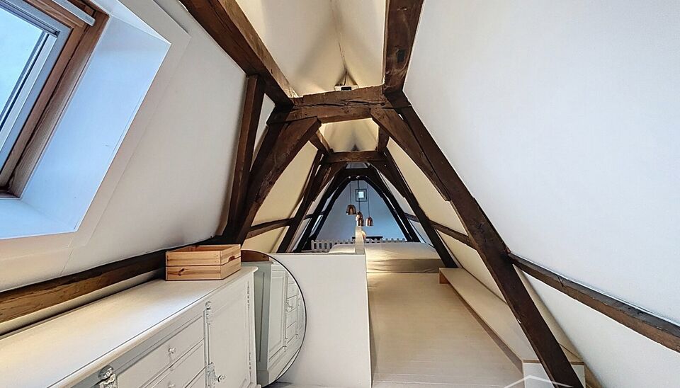 Uniek en authentiek appartement te huur op de derde verdieping, gelegen in de bekende Kammenstraat. Stap binnen in dit charmante appartement dat voorzien is van alle comfort.

De leefruimte met parketvloer baadt in natuurlijk licht en biedt zicht op de ka