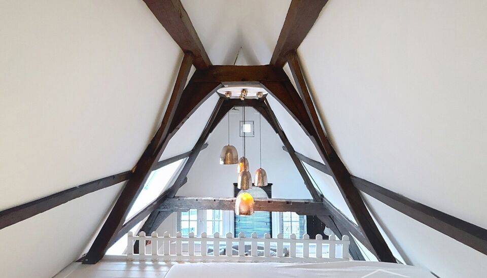 Uniek en authentiek appartement te huur op de derde verdieping, gelegen in de bekende Kammenstraat. Stap binnen in dit charmante appartement dat voorzien is van alle comfort.

De leefruimte met parketvloer baadt in natuurlijk licht en biedt zicht op de ka