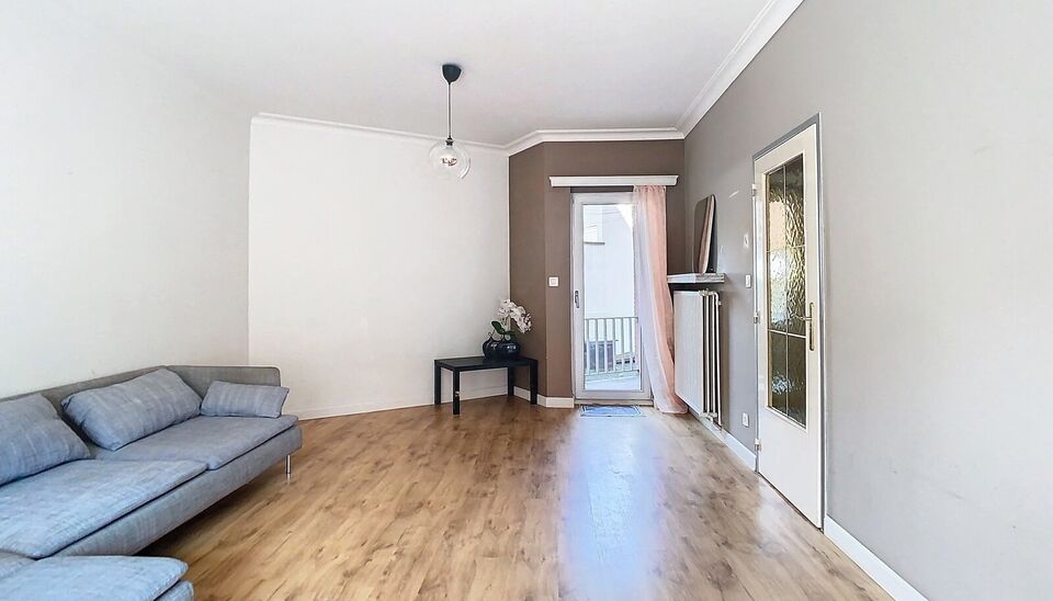 Betreed een knus appartement met &eacute;&eacute;n slaapkamer. Stap binnen in deze gezellige thuis, gelegen op de eerste verdieping van een bescheiden gebouw met lift. De ruime woonkamer baadt in het warme namiddaglicht en biedt tevens toegang tot een charmant terras