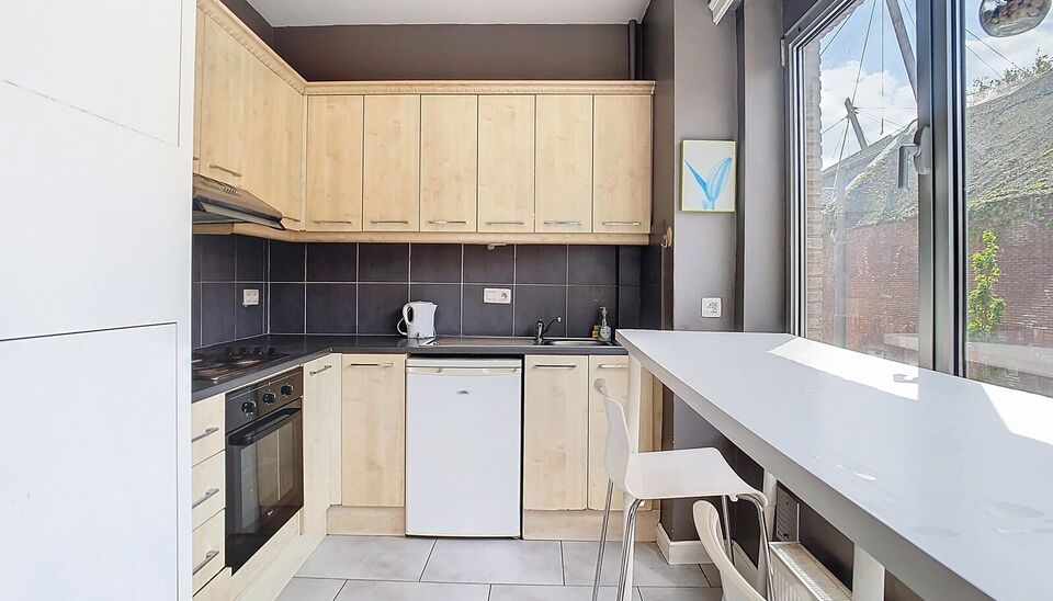 Betreed een knus appartement met &eacute;&eacute;n slaapkamer. Stap binnen in deze gezellige thuis, gelegen op de eerste verdieping van een bescheiden gebouw met lift. De ruime woonkamer baadt in het warme namiddaglicht en biedt tevens toegang tot een charmant terras