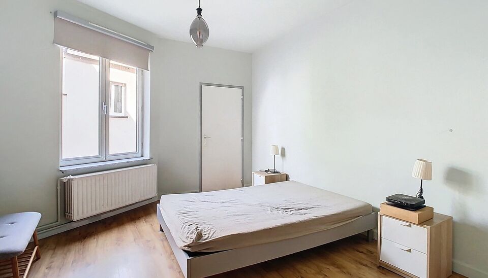 Betreed een knus appartement met &eacute;&eacute;n slaapkamer. Stap binnen in deze gezellige thuis, gelegen op de eerste verdieping van een bescheiden gebouw met lift. De ruime woonkamer baadt in het warme namiddaglicht en biedt tevens toegang tot een charmant terras