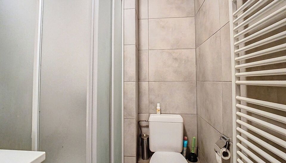 Betreed een knus appartement met &eacute;&eacute;n slaapkamer. Stap binnen in deze gezellige thuis, gelegen op de eerste verdieping van een bescheiden gebouw met lift. De ruime woonkamer baadt in het warme namiddaglicht en biedt tevens toegang tot een charmant terras