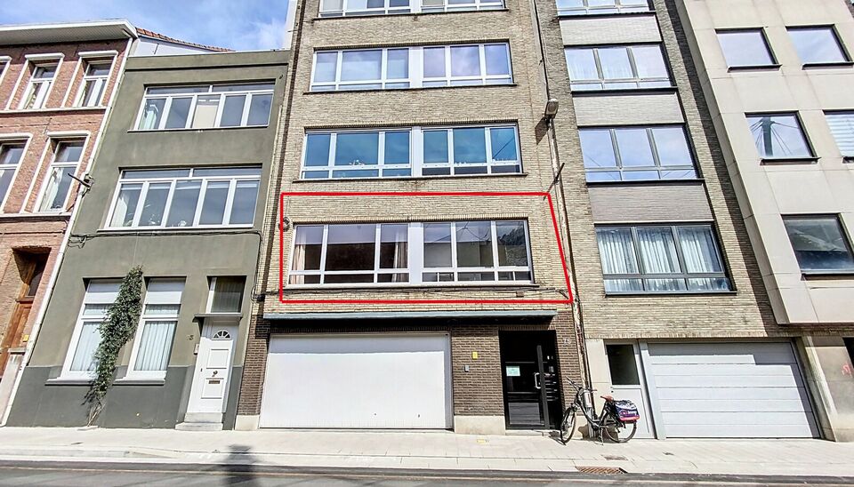 Betreed een knus appartement met &eacute;&eacute;n slaapkamer. Stap binnen in deze gezellige thuis, gelegen op de eerste verdieping van een bescheiden gebouw met lift. De ruime woonkamer baadt in het warme namiddaglicht en biedt tevens toegang tot een charmant terras