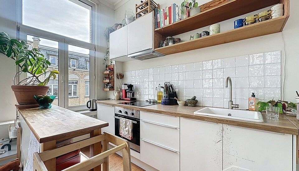 Lichtrijk appartement op de 2e verdieping, ideaal gelegen in het trendy Zuid, vlakbij de Markgravebuurt. Dankzij de hoekligging geniet je hier van veel natuurlijk licht.

Het appartement bestaat uit een inkomhal met toegang tot alle ruimtes, een ruime eet