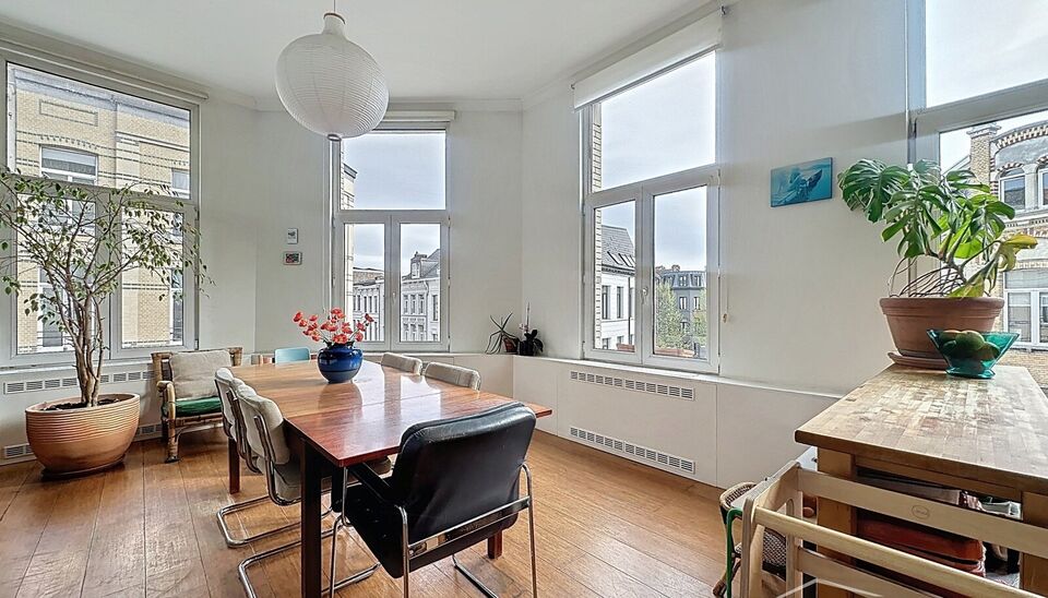 Lichtrijk appartement op de 2e verdieping, ideaal gelegen in het trendy Zuid, vlakbij de Markgravebuurt. Dankzij de hoekligging geniet je hier van veel natuurlijk licht.

Het appartement bestaat uit een inkomhal met toegang tot alle ruimtes, een ruime eet