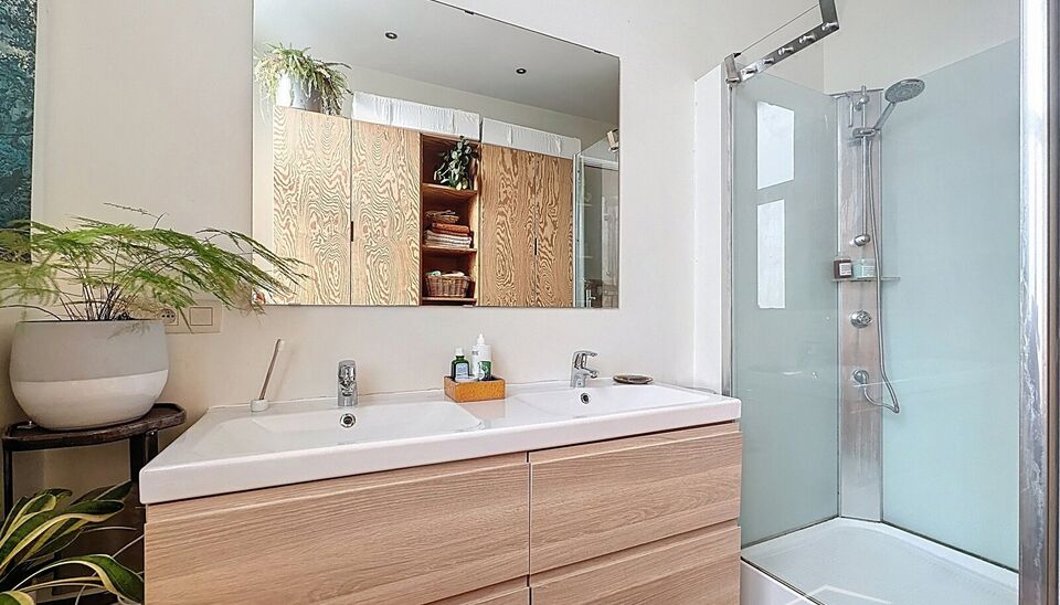 Lichtrijk appartement op de 2e verdieping, ideaal gelegen in het trendy Zuid, vlakbij de Markgravebuurt. Dankzij de hoekligging geniet je hier van veel natuurlijk licht.

Het appartement bestaat uit een inkomhal met toegang tot alle ruimtes, een ruime eet