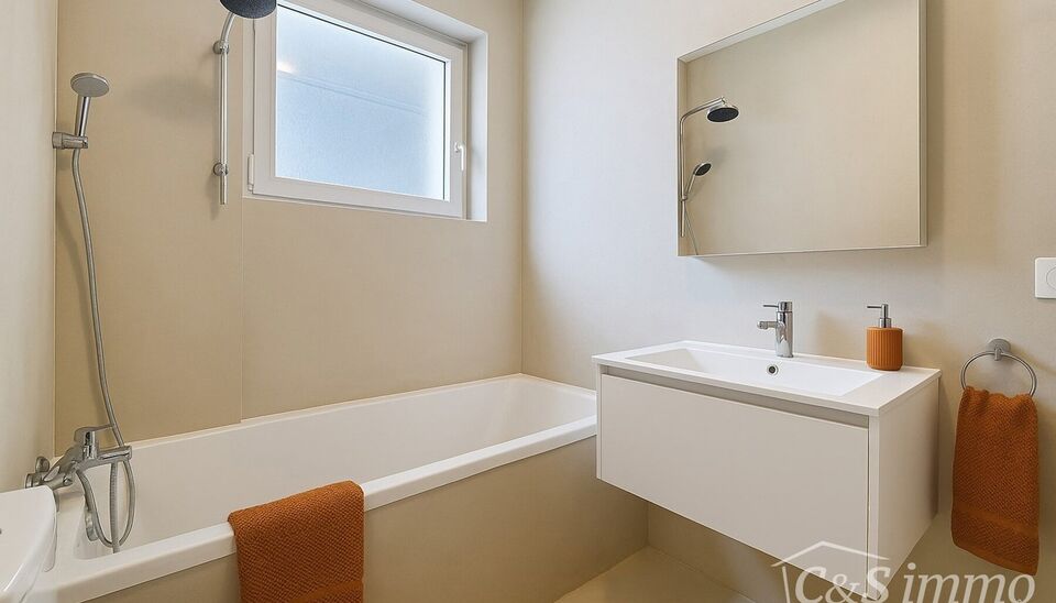 Instapklaar hoekappartement met zonne dakterras op toplocatie aan UA. 
In dit verzorgde gebouw, aan de rustige achterzijde op de eerste verdieping, bevindt zich dit charmante hoekappartement.
Via de beveiligde inkomdeur betreedt u een ruime en lichtrijke 