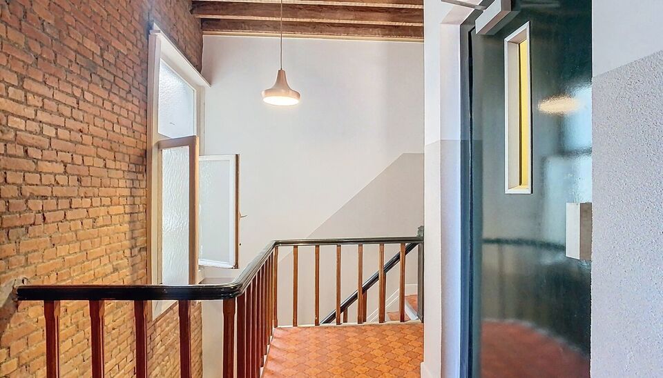 Appartement op wandelafstand van Te Boelaarpark in een kleinschalig gebouw met lift. 
Een ruime leefruimte is voorzien van de nodige meubels en baad in het daglicht. 
Aansluitend de ingerichte keuken met vuur en lavabo. 
De ruime slaapkamer (ca 19m&sup2;) is 