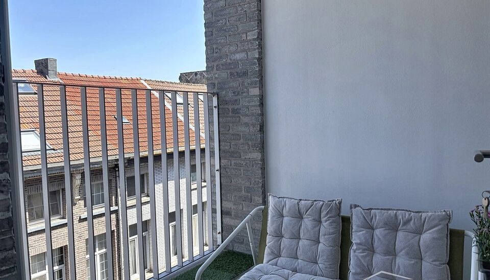 Welkom in dit verzorgde, volledig bemeubelde appartement waar alles klaarstaat om je meteen thuis te laten voelen. Een aangename plek om tot rust te komen na een drukke dag, met een warme en praktische inrichting.

De lichtrijke woonkamer is zonder twijfe