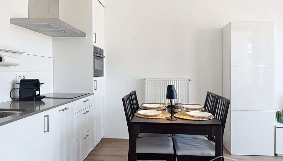 Welkom in dit verzorgde, volledig bemeubelde appartement waar alles klaarstaat om je meteen thuis te laten voelen. Een aangename plek om tot rust te komen na een drukke dag, met een warme en praktische inrichting.

De lichtrijke woonkamer is zonder twijfe