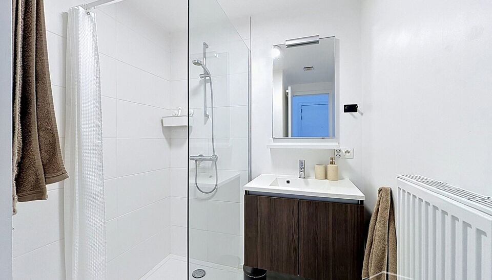 Welkom in dit verzorgde, volledig bemeubelde appartement waar alles klaarstaat om je meteen thuis te laten voelen. Een aangename plek om tot rust te komen na een drukke dag, met een warme en praktische inrichting.

De lichtrijke woonkamer is zonder twijfe