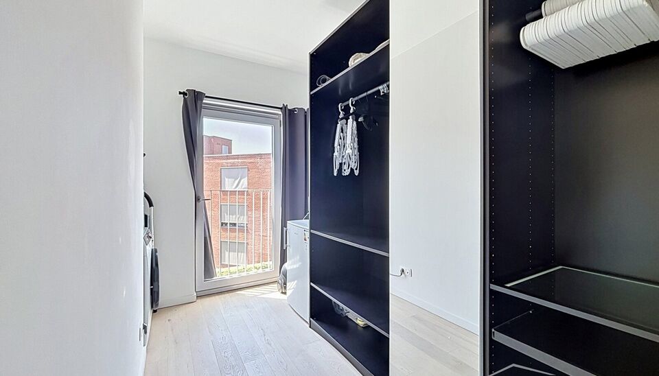 Welkom in dit verzorgde, volledig bemeubelde appartement waar alles klaarstaat om je meteen thuis te laten voelen. Een aangename plek om tot rust te komen na een drukke dag, met een warme en praktische inrichting.

De lichtrijke woonkamer is zonder twijfe
