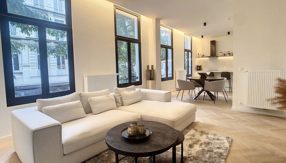 Lichtrijk appartement in een volledig gerenoveerd gebouw, ideaal gelegen tussen het Modemuseum en het Zuid. Het appartement werd kwalitatief en stijlvol afgewerkt met oog voor comfort en detail.
Via de inkomhal betreedt u de ruime woon- en eetkamer (ca. 3