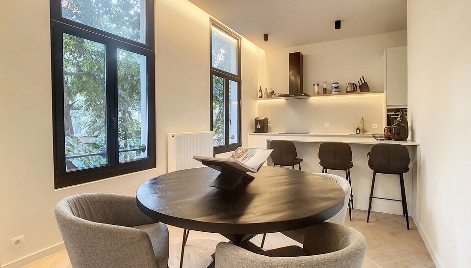 Lichtrijk appartement in een volledig gerenoveerd gebouw, ideaal gelegen tussen het Modemuseum en het Zuid. Het appartement werd kwalitatief en stijlvol afgewerkt met oog voor comfort en detail.
Via de inkomhal betreedt u de ruime woon- en eetkamer (ca. 3
