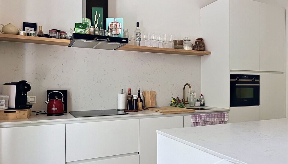 Lichtrijk appartement in een volledig gerenoveerd gebouw, ideaal gelegen tussen het Modemuseum en het Zuid. Het appartement werd kwalitatief en stijlvol afgewerkt met oog voor comfort en detail.
Via de inkomhal betreedt u de ruime woon- en eetkamer (ca. 3