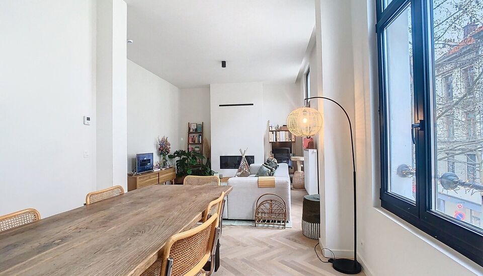 Enorm licht appartement in een volledig gerenoveerd gebouw. Dit appartement is gelegen tussen het Modemuseum en het Zuid. Het appartement is kwalitatief afgewerkt. Inkomhal, ruime woon- en eetkamer (ca.32m&sup2;) met hoge plafonds op een visgraadparket met ee