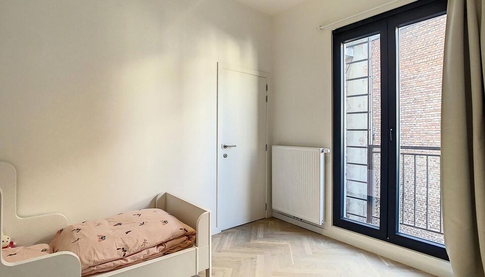 Enorm licht appartement in een volledig gerenoveerd gebouw. Dit appartement is gelegen tussen het Modemuseum en het Zuid. Het appartement is kwalitatief afgewerkt. Inkomhal, ruime woon- en eetkamer (ca.32m&sup2;) met hoge plafonds op een visgraadparket met ee