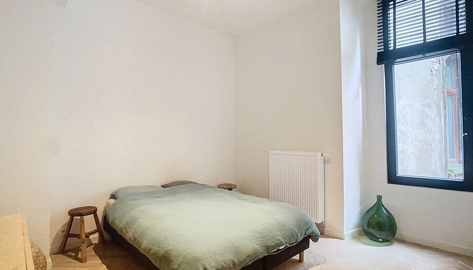 Enorm licht appartement in een volledig gerenoveerd gebouw. Dit appartement is gelegen tussen het Modemuseum en het Zuid. Het appartement is kwalitatief afgewerkt. Inkomhal, ruime woon- en eetkamer (ca.32m&sup2;) met hoge plafonds op een visgraadparket met ee
