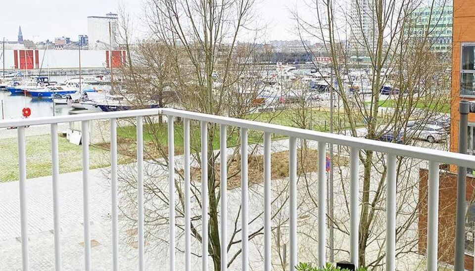 Ontdek dit prachtig afgewerkte nieuwbouwappartement (2017), gelegen in de gegeerde residentie Kaai 37 aan het Kempisch Dok. Dankzij de uitstekende ligging en de gunstige energiescore (A) geniet u hier van comfortabel en energiezuinig wonen.

Via de ruime 