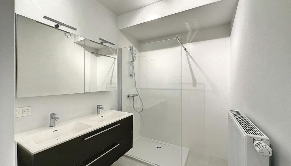 Luxe nieuwbouw appartement op de 20e verdieping met 270 graden uitzicht over Antwerpen, Park Spoor Noord, het Eilandje en de dokken. De lichtrijke leefruimte (ca. 26 m&sup2;) met open  keuken (ca. 6 m&sup2;) is voorzien van een keramische kookplaat, dampkap, koel