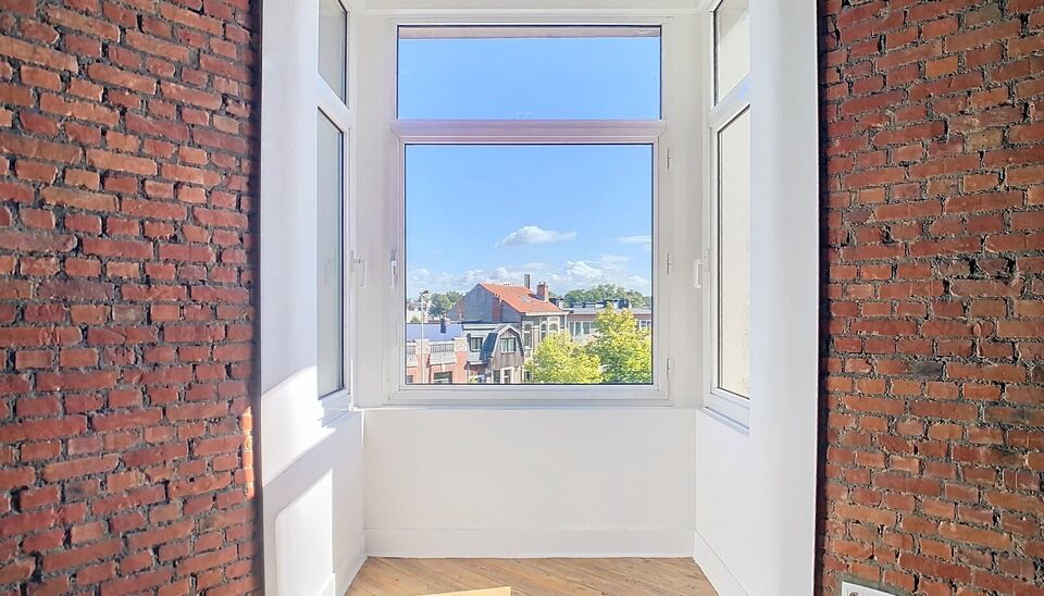 Appartement op wandelafstand van Te Boelaarpark in een kleinschalig gebouw met lift. 
Een ruime leefruimte is voorzien van de nodige meubels en baad in het daglicht. 
Aansluitend de ingerichte keuken met vuur en lavabo. 
De ruime slaapkamer (ca 19m&sup2;) is 