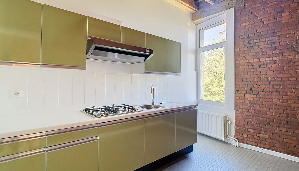 Appartement op wandelafstand van Te Boelaarpark in een kleinschalig gebouw met lift. 
Een ruime leefruimte is voorzien van de nodige meubels en baad in het daglicht. 
Aansluitend de ingerichte keuken met vuur en lavabo. 
De ruime slaapkamer (ca 19m&sup2;) is 