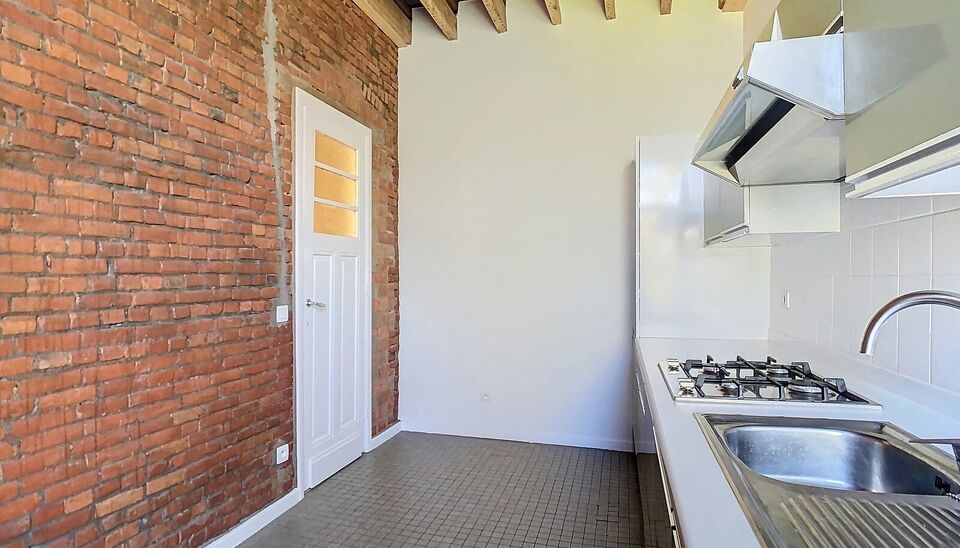 Appartement op wandelafstand van Te Boelaarpark in een kleinschalig gebouw met lift. 
Een ruime leefruimte is voorzien van de nodige meubels en baad in het daglicht. 
Aansluitend de ingerichte keuken met vuur en lavabo. 
De ruime slaapkamer (ca 19m&sup2;) is 