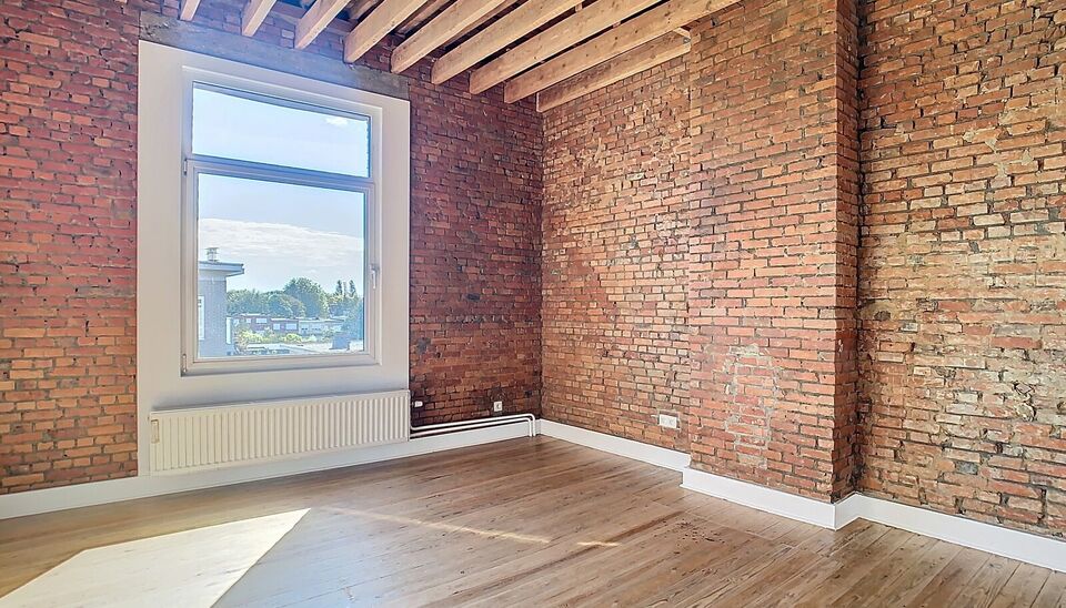Appartement op wandelafstand van Te Boelaarpark in een kleinschalig gebouw met lift. 
Een ruime leefruimte is voorzien van de nodige meubels en baad in het daglicht. 
Aansluitend de ingerichte keuken met vuur en lavabo. 
De ruime slaapkamer (ca 19m&sup2;) is 