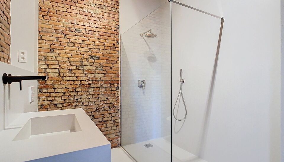 Appartement op wandelafstand van Te Boelaarpark in een kleinschalig gebouw met lift. 
Een ruime leefruimte is voorzien van de nodige meubels en baad in het daglicht. 
Aansluitend de ingerichte keuken met vuur en lavabo. 
De ruime slaapkamer (ca 19m&sup2;) is 
