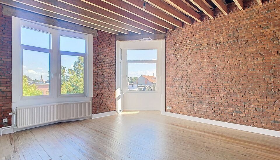 Appartement op wandelafstand van Te Boelaarpark in een kleinschalig gebouw met lift. 
Een ruime leefruimte is voorzien van de nodige meubels en baad in het daglicht. 
Aansluitend de ingerichte keuken met vuur en lavabo. 
De ruime slaapkamer (ca 19m&sup2;) is 