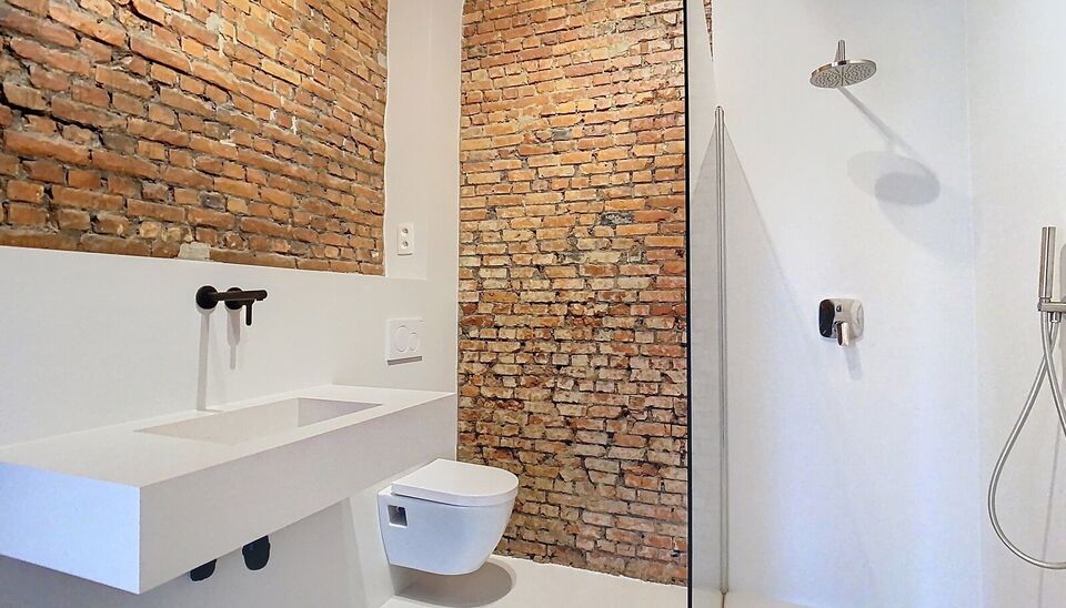 Appartement op wandelafstand van Te Boelaarpark in een kleinschalig gebouw met lift. 
Een ruime leefruimte is voorzien van de nodige meubels en baad in het daglicht. 
Aansluitend de ingerichte keuken met vuur en lavabo. 
De ruime slaapkamer (ca 19m&sup2;) is 