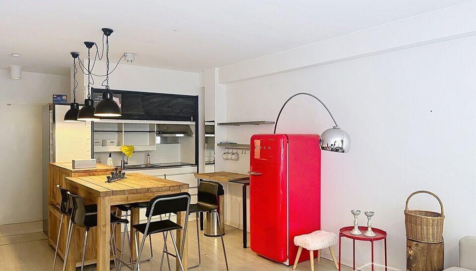 Gezellig en bemeubeld &eacute;&eacute;nslaapkamer appartement, centraal gelegen tussen de hippe modewijk en het trendy Zuid. Via de lift naar eerste verdieping. Privatieve inkomhal met toegang tot toilet en vestiairekast. Lichte woonkamer (ca. 28 m&sup2;) op laminaat met