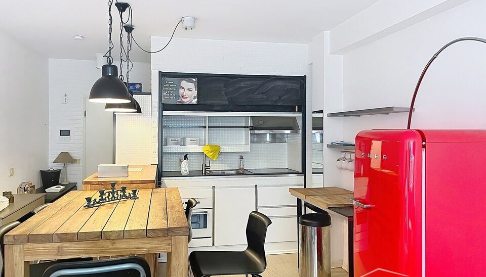 Gezellig en bemeubeld &eacute;&eacute;nslaapkamer appartement, centraal gelegen tussen de hippe modewijk en het trendy Zuid. Via de lift naar eerste verdieping. Privatieve inkomhal met toegang tot toilet en vestiairekast. Lichte woonkamer (ca. 28 m&sup2;) op laminaat met
