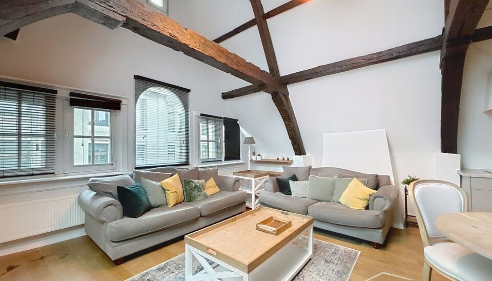 UUniek en authentiek appartement te huur op de derde verdieping, gelegen in de bekende Kammenstraat. Stap binnen in dit charmante appartement dat voorzien is van alle comfort.

De leefruimte met parketvloer baadt in natuurlijk licht en biedt zicht op de k