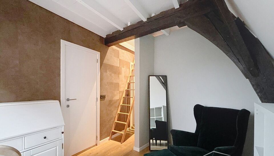 UUniek en authentiek appartement te huur op de derde verdieping, gelegen in de bekende Kammenstraat. Stap binnen in dit charmante appartement dat voorzien is van alle comfort.

De leefruimte met parketvloer baadt in natuurlijk licht en biedt zicht op de k