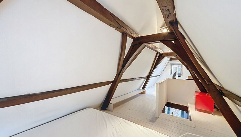 UUniek en authentiek appartement te huur op de derde verdieping, gelegen in de bekende Kammenstraat. Stap binnen in dit charmante appartement dat voorzien is van alle comfort.

De leefruimte met parketvloer baadt in natuurlijk licht en biedt zicht op de k