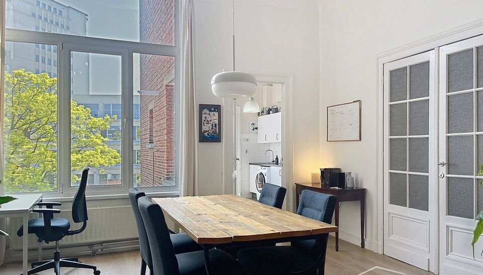Lichtrijk appartement met balkon in het bruisende Brederodewijk, op wandelafstand van het KMSKA en het Zuidpark.
Vooraan bevindt zich de slaapkamer met aansluitend een extra kamer, ideaal als bureau of dressing. Verder door komt u in de aangename leefruim